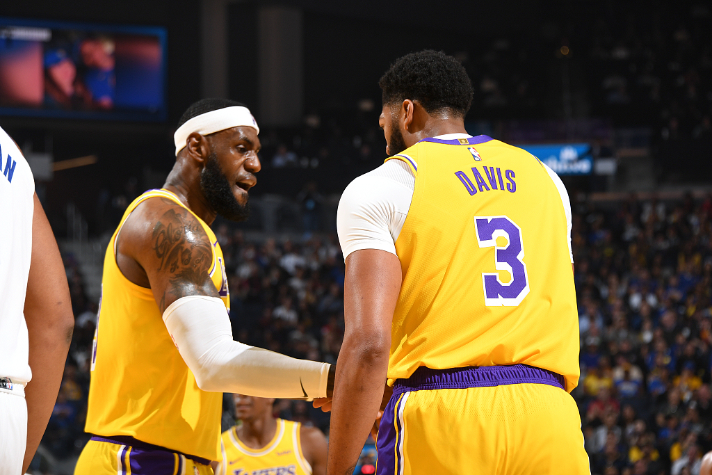  詹姆斯率湖人豪取五连胜强势登顶西部榜首  