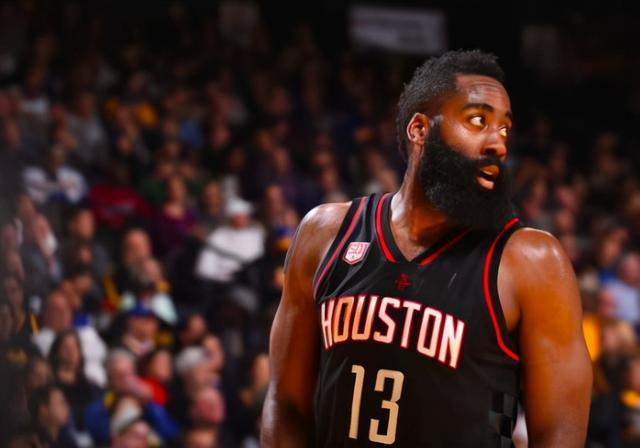  詹姆斯三双助力湖人逆转勇士迎关键胜利