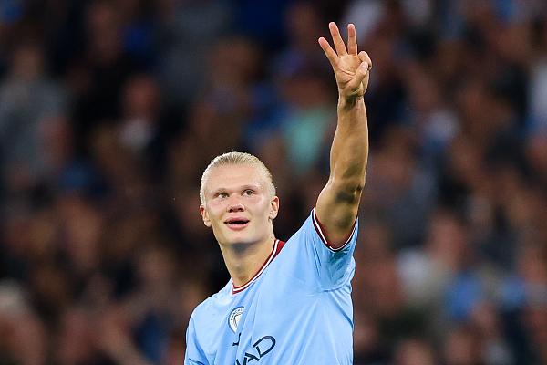  哈兰德戴帽助曼城横扫狼队登顶积分榜